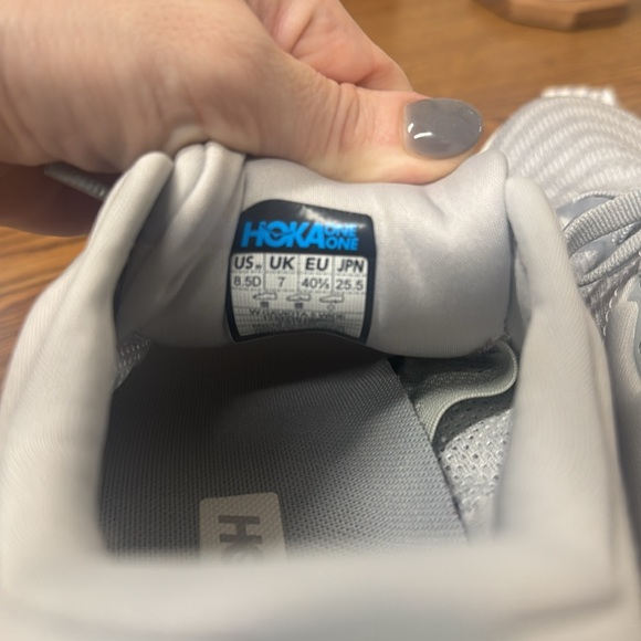 Bondi 8 Road-Running Shoes - Women's size 8.5w - Picture 6 of 6